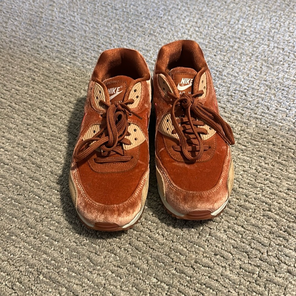 Women’s pink Nike air max sneakers size 8.5